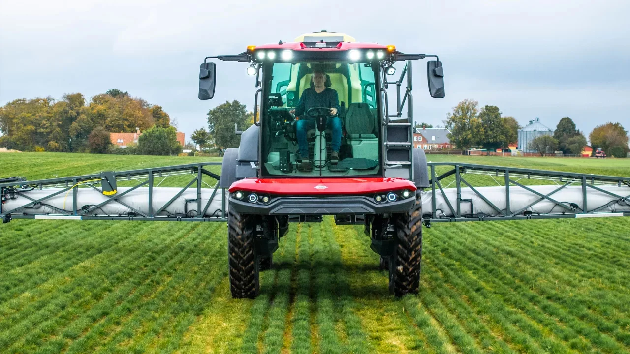 Nieuwe HARDI AREX aan het werk op een groen perceel
