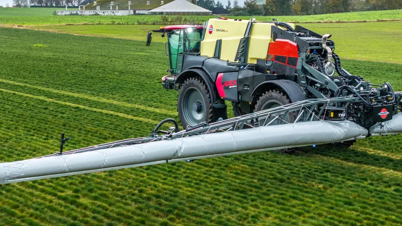 HARDI AREX met TWIN-boom aan het werk