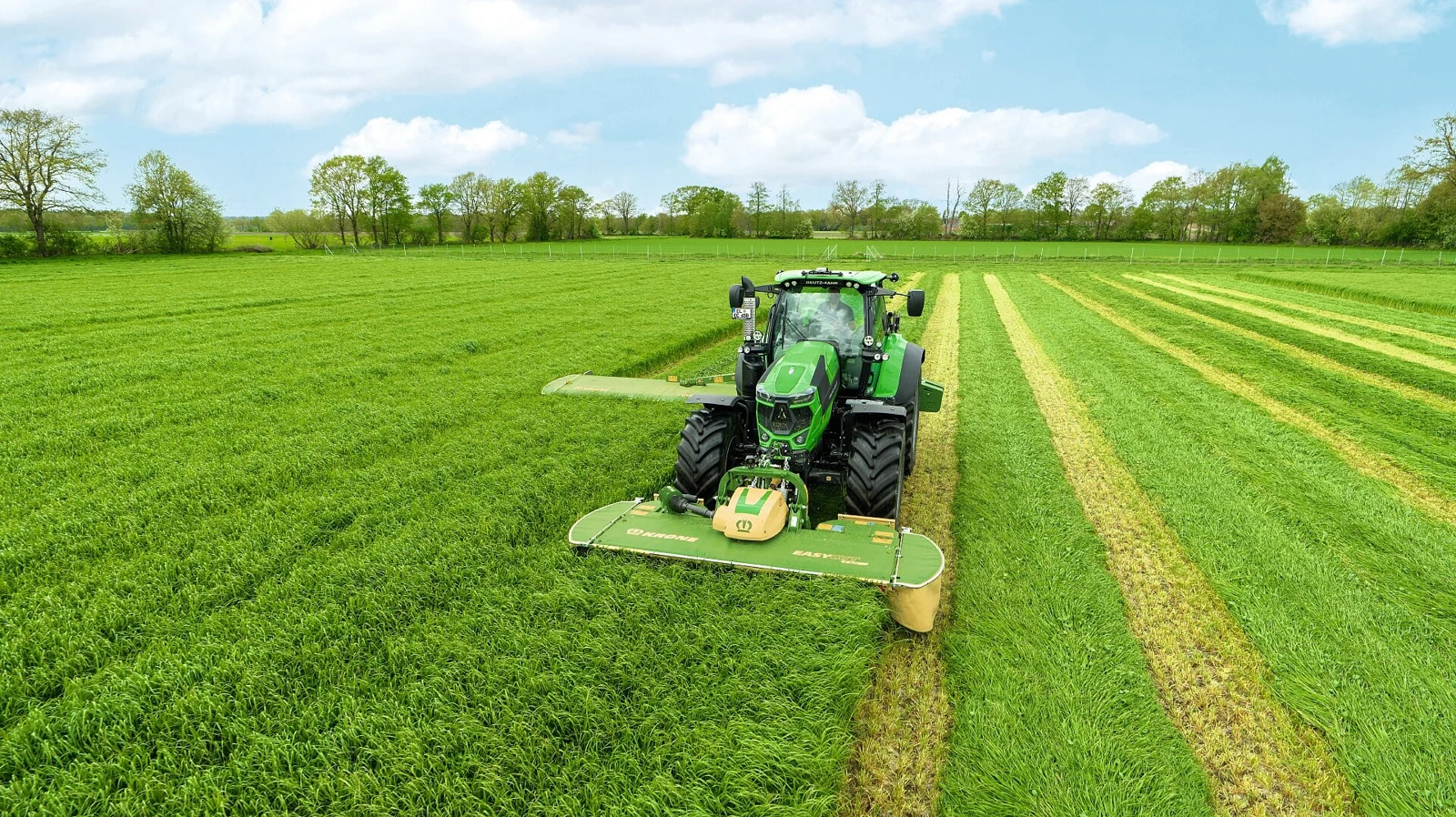 KRONE EasyCut frontmaaier in een fris gemaaid perceel