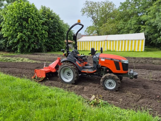 TAFE 6028 bij grondbewerking · werktuigvoorbeeld