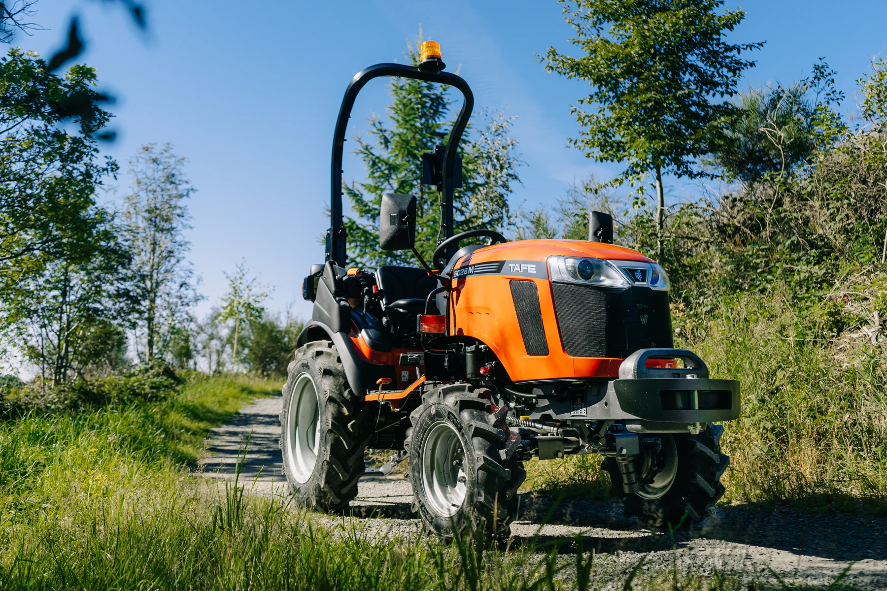 TAFE compacttractor bij het onderhouden van een groen terrein
